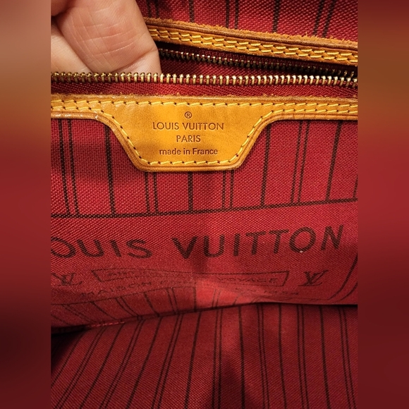 Louis Vuitton Neverfull MM Red Interior 
❤️ - Picture 15 of 16